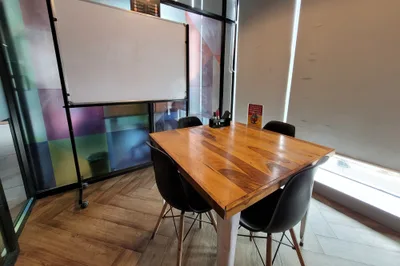 4 Seater Meeting Room