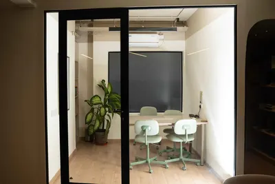 4 Seater Meeting Room workspace