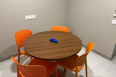 4 Seater Meeting Room