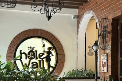 Desk – Hole In The Wall