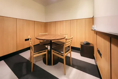 4 Seater Meeting Room