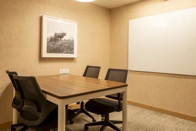 4 Seater Meeting Room workspace
