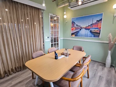 5 Seater Meeting Room