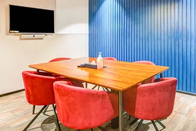 6 Seater Meeting Room