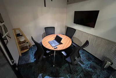 4 Seater Meeting Room