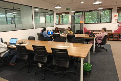 Open Desk / Lounge Spot