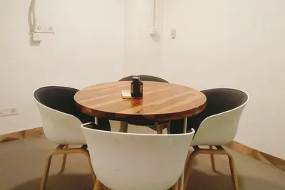 4 Seater Meeting Room