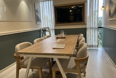 6 Seater Meeting Room