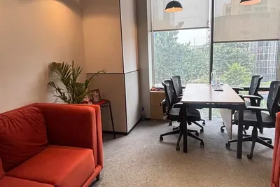 Desk – Ofis Square workspace