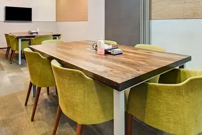 6 Seater Meeting Room