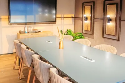 8 Seater Meeting Room