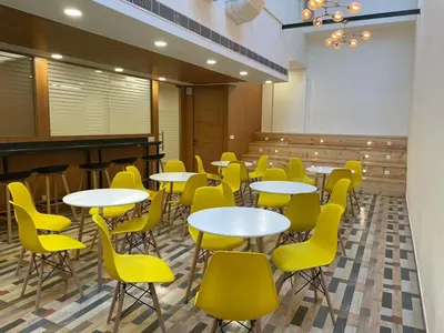 Hub & Oak in Defence Colony