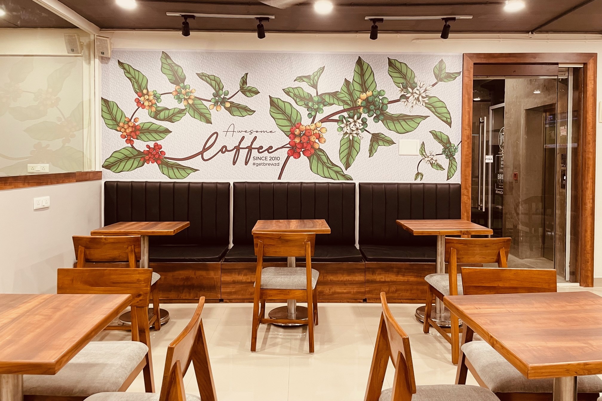 Desk – Brewz Cafe workspace