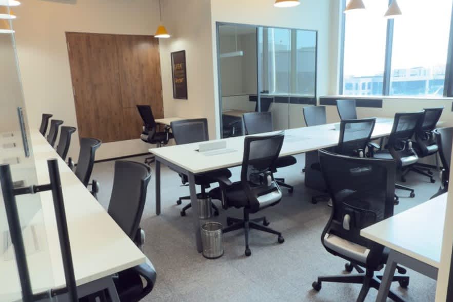 Desk – Innov8 workspace