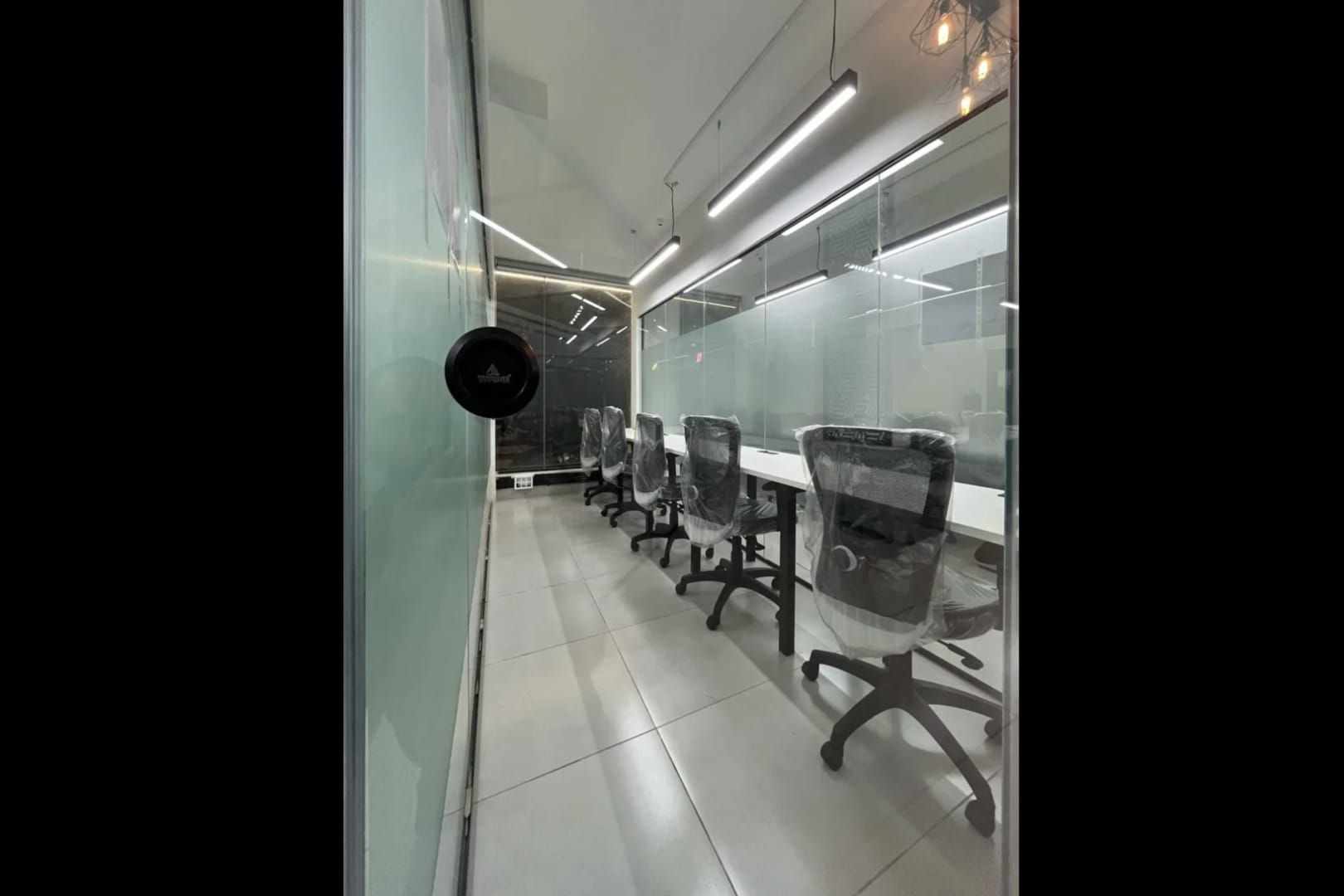 Workspace by Emlen space