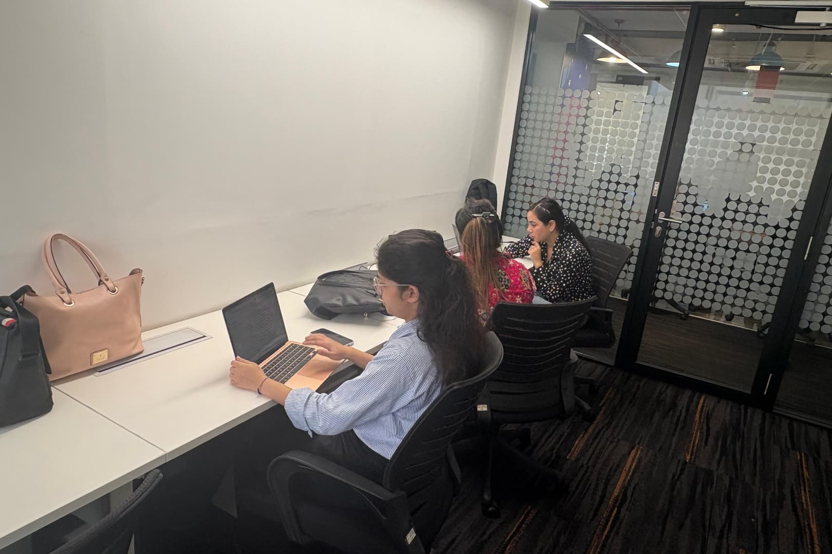 Desk – Apeejay Business Center workspace