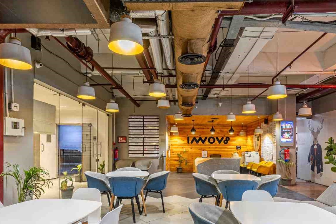 Desk – Innov8 workspace