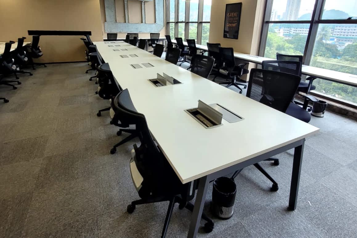 Desk – Innov8 workspace