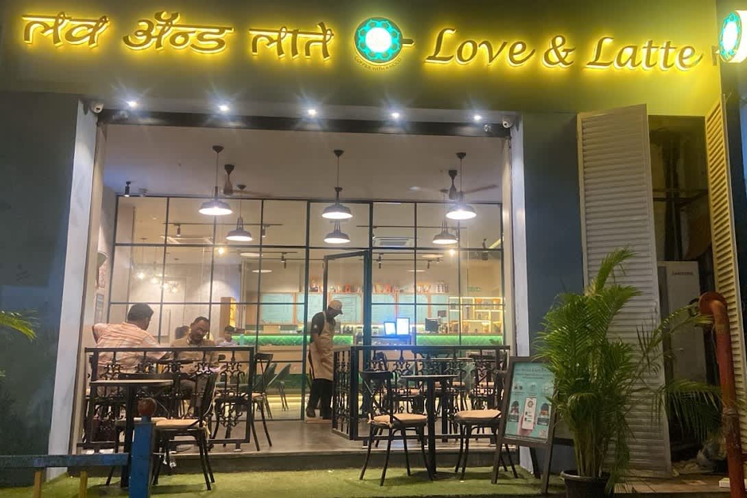 Desk – Love & Latte workspace